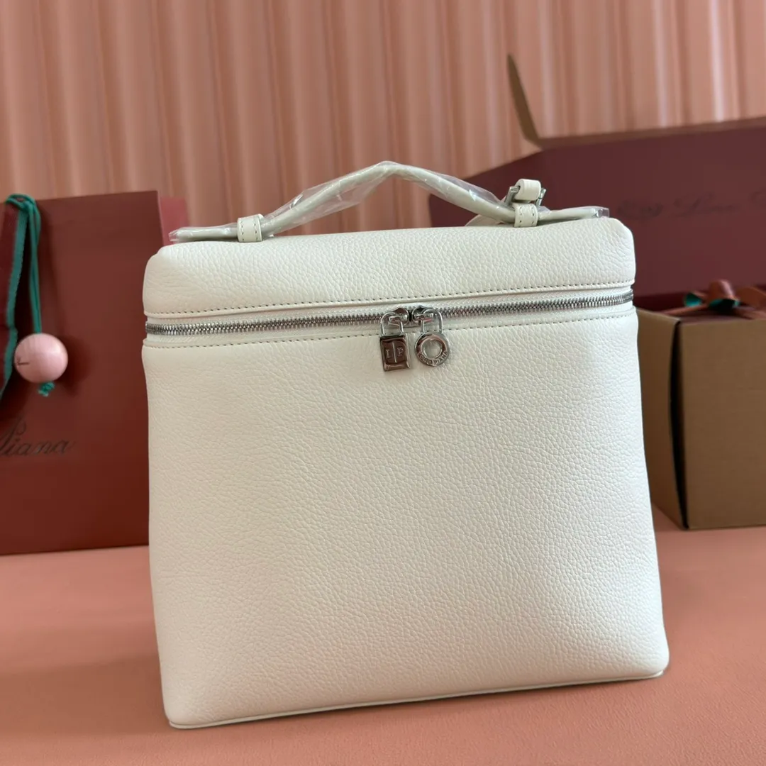 p1360💋💋💋【Original leather all-steel configuration counter complete package】Loro pianaExtra Pocket L23.5 Backpack Calfskin/Goods This Extra Pocket soft calfskin backpack has a unique trapezoidal appearance. A hint of natural grain gives the backpack character and enhances the softness of the leather. The practical design makes it the ideal accessory for busy everyday life. Dimensions: Length 21✖️Height 23.5✖️Width 8cm Dimensions are measured manually, please understand if there are slight errors Leather handle with shoulder strap Two-way zipper closure, zipper pull embellished with MY Charms pendant